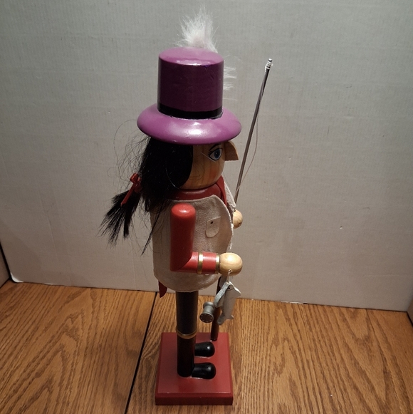 Fisherwoman Nutcracker - Picture 4 of 5